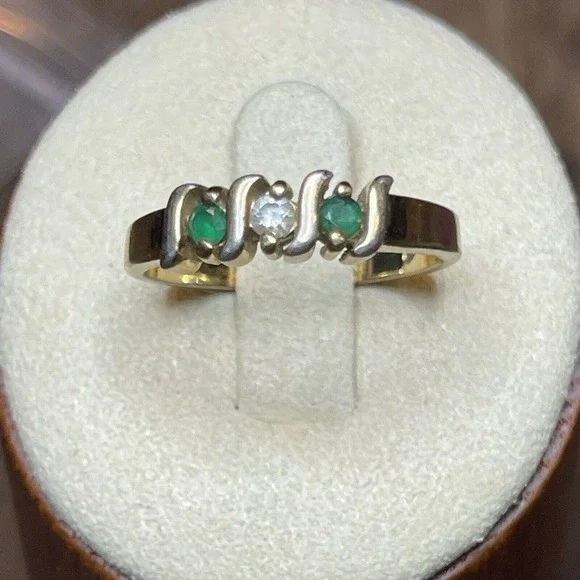 Vintage KOREA Gold Plated Cubic Zirconia Emerald Green Color Band Ring Size 8 - Picture 2 of 6